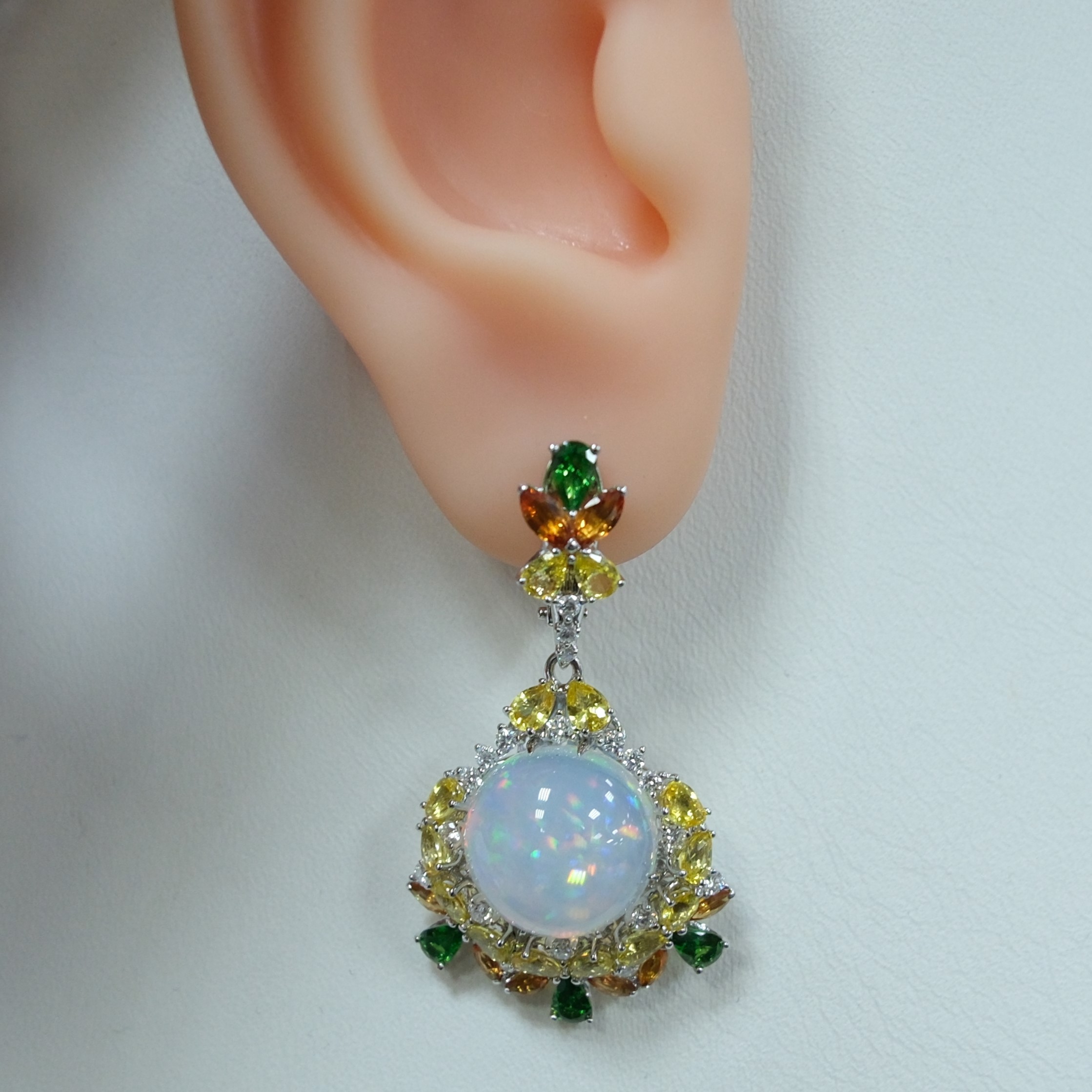 Серьги из белого золота с опалами